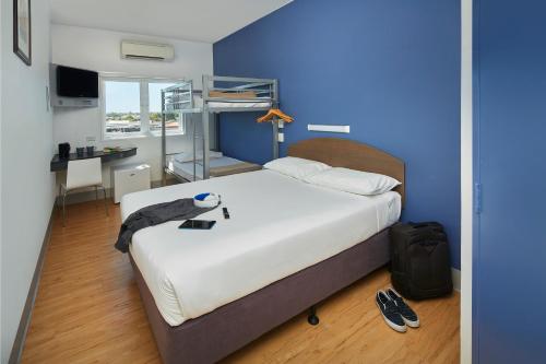 Tempat tidur dalam kamar di ibis Budget Perth Airport