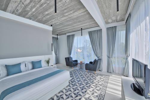 ein Schlafzimmer mit einem großen Bett und einigen Fenstern in der Unterkunft Chan Boutique in Sihanoukville