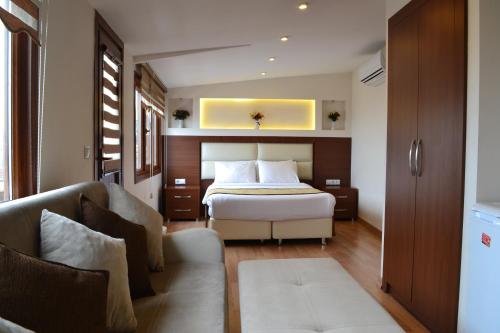 イスタンブールにあるSeven Days Hotel - İstanbulのベッドルーム(ベッド1台、ソファ付)
