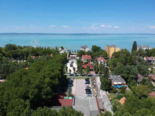 uma vista aérea de uma cidade com a água em Balaton Apartmanház em Siófok