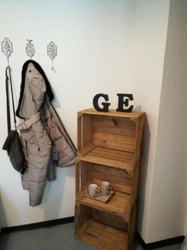 a shelf with an umbrella next to a wall at Zentrales Apartment in Gelsenkirchen in Gelsenkirchen