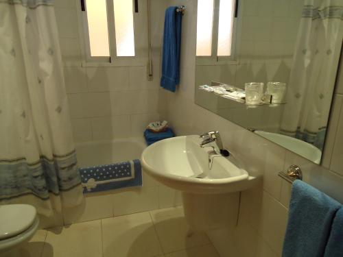 Hotel Mar Menor في سانتياغو دي لا ريبيرا: حمام مع حوض ومرحاض وحوض استحمام