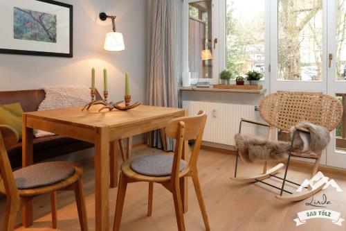 ein Wohnzimmer mit einem Holztisch und Stühlen in der Unterkunft AlexaFerien in Bad Tölz