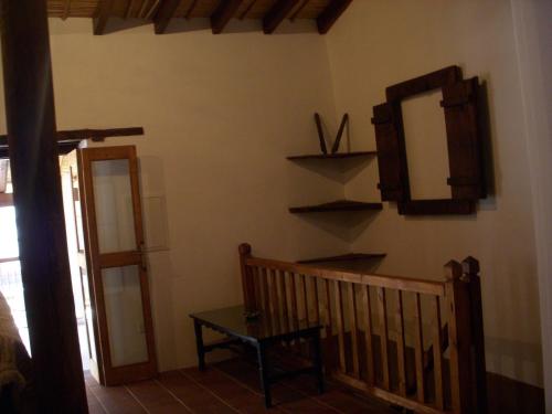 Habitación con espejo en la pared y escalera en Patriko Traditional House, en Kakopetria