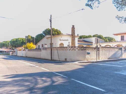 レスカラにあるFantastic Holiday Home with Private Pool in L Escalaの柵と建物の空き道