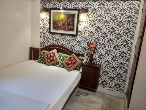 een slaapkamer met een bed en een zwart-witte muur bij Shiva Guest House in Varanasi