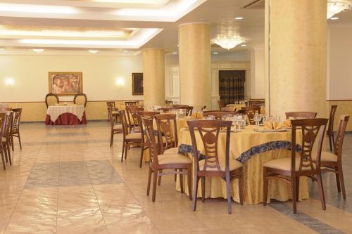 a large room filled with tables and chairs at Hotel Lido Degli Angeli in Licata