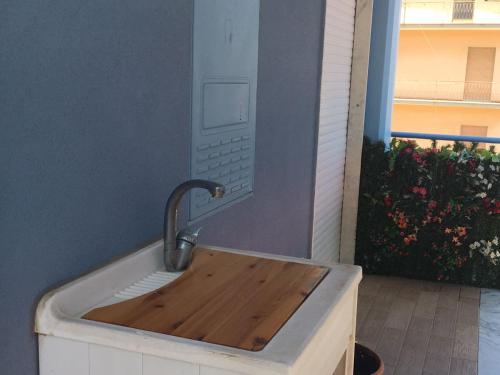 eine Küchenspüle mit Holzschnitttafel in der Unterkunft Cordovena in Capo dʼOrlando