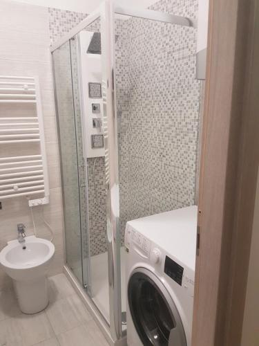 ボルディゲーラにあるBordighera Fivestarのバスルーム(洗濯機、トイレ付)