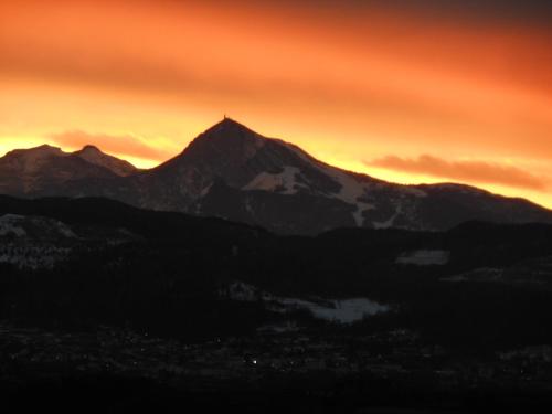 a view of a mountain with a sunset in the background at Ca' Ada in Faver
