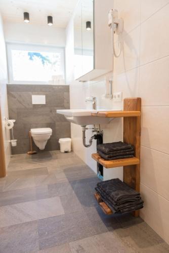 Ein Badezimmer in der Unterkunft Chalet Appartement Antonhaus