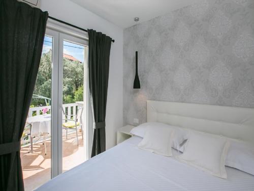 Un pat sau paturi într-o cameră la Apartments Carol Royal