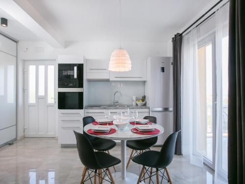 Η κουζίνα ή μικρή κουζίνα στο Apartments Carol Royal