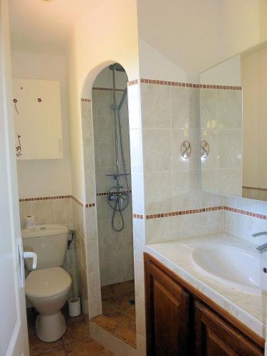 une salle de bain avec une baignoire, des toilettes et un lavabo dans l'établissement Carestella, à Porto-Vecchio