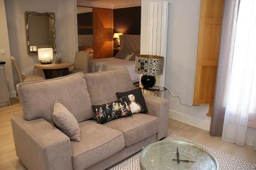 a living room with a couch and a bed at Principia Suites in León