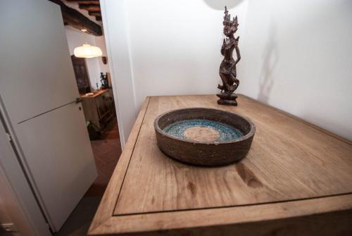 a bowl sitting on a wooden table in a kitchen at Luxury Seaview Apartments Manarola by Arbaspàa in Manarola