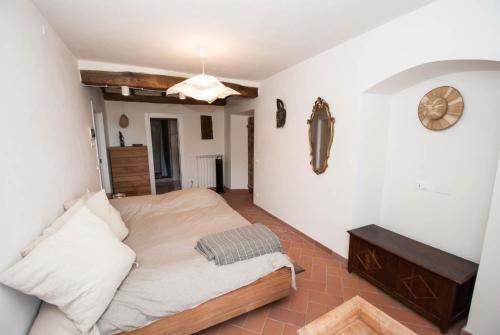 a bedroom with a bed and a clock on the wall at Luxury Seaview Apartments Manarola by Arbaspàa in Manarola