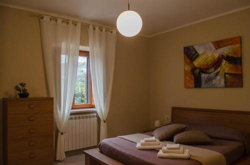 1 dormitorio con cama y ventana en Villa Oreste, en Salerno