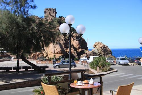 Foto dalla galleria di Hôtel & Résidence Le Subrini a Porto Ota