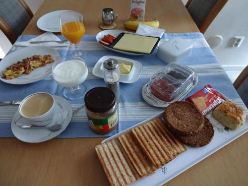 Breakfast options available to guests at Bed & Breakfast VanAgt