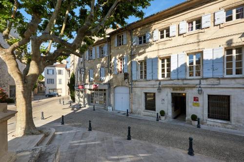 una calle vacía delante de un edificio en Hotel De L'Atelier, en Villeneuve-lès-Avignon