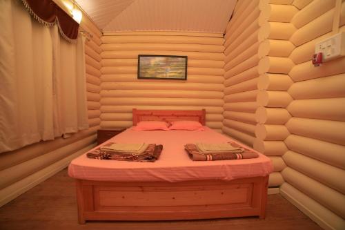 une chambre avec un lit dans une pièce aux murs en bois dans l'établissement Kunjwan Resort, à Bhor
