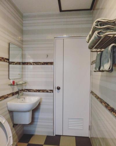 a bathroom with a toilet and a sink at Big House Resort in Trat