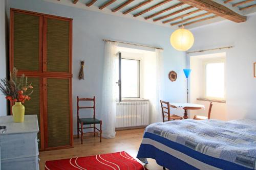 - une chambre avec un lit, une table et des chaises dans l'établissement B&B Porchiano del Monte, à Amelia