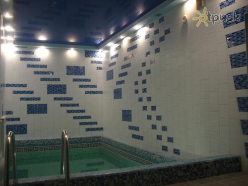 una piscina con azulejos azules y blancos en una pared en Premier Club, en Chernivtsi