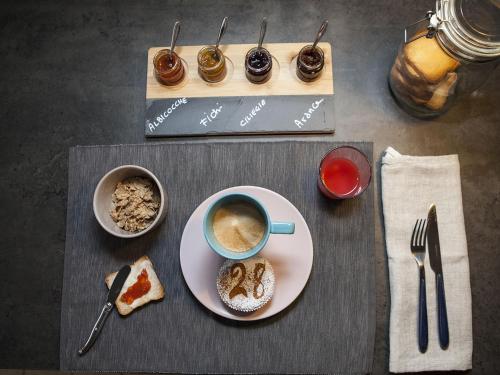 ein Tisch mit einer Tasse Kaffee und einem Teller mit Essen in der Unterkunft al 28 B&B in Portoferraio