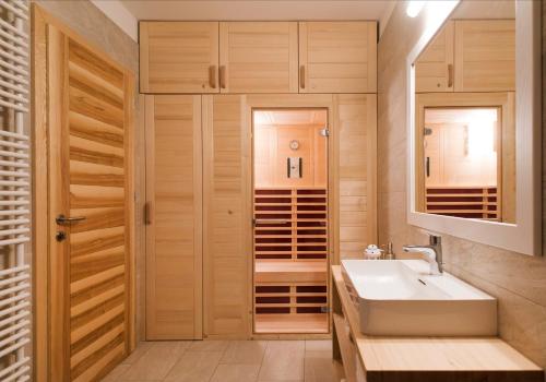 Bilik mandi di Apartments Sivka - Private Sauna