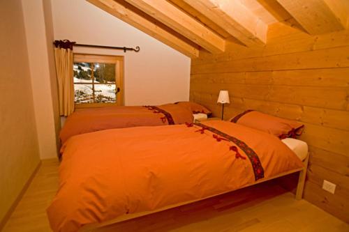 Un pat sau paturi într-o cameră la BnB Les Sapins Bleus