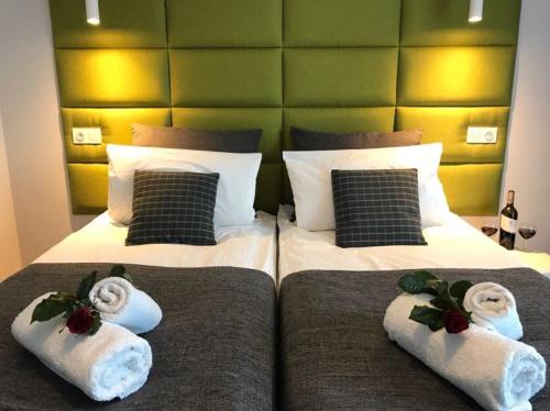 ワルシャワにあるPremium Apartment - Chopin AirPortのベッドルームにタオル付きのベッド2台が備わります。
