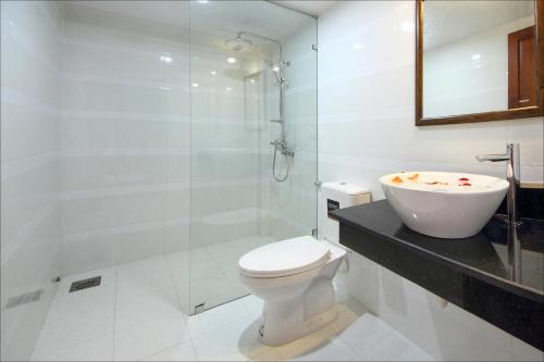 Bathroom sa Azalea Homestay