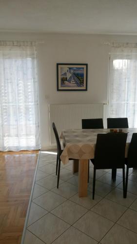 een eetkamer met een tafel en stoelen bij Apartment Marko in Kaštela
