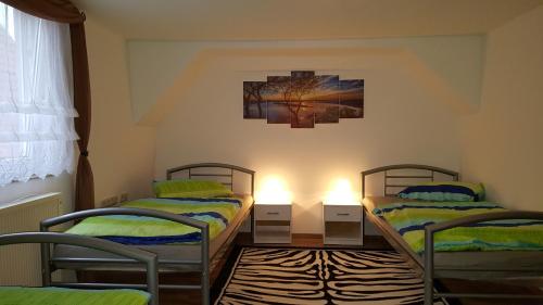 LauingenにあるStefan & Andreaのランプ2つが備わる客室で、ツインベッド2台が付いています。