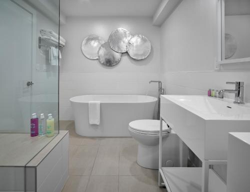 uma casa de banho branca com um WC e um lavatório em Coast Canmore Hotel & Conference Centre em Canmore