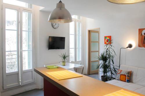 un salon avec une table et un canapé dans l'établissement Your Home in Marseille***, à Marseille