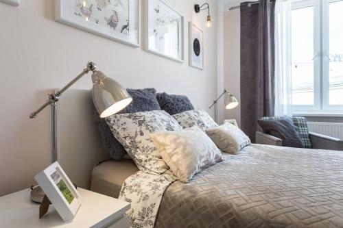 Tempat tidur dalam kamar di Apartament MODERN SCANDI Waszyngtona