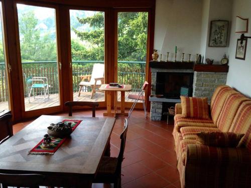 een woonkamer met een bank en een tafel bij Luxury Apartment with View in Bardonecchia