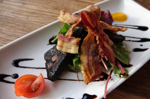 a plate of food with bacon and a salad at Hedley House Hotel & Apartments in York