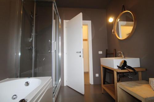 Un baño con bañera, lavabo y ducha. en Haus Iris by ISA AGENTUR, en Bad Kleinkirchheim