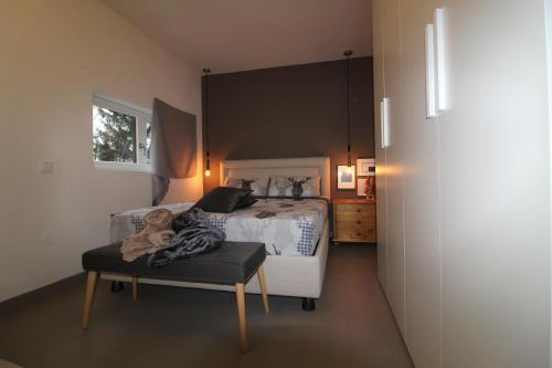 Un dormitorio con una cama y una mesa en una habitación. en Haus Iris by ISA AGENTUR, en Bad Kleinkirchheim