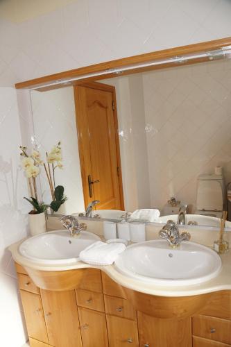 Ένα μπάνιο στο Charming Exceptional Golf Villa in Algarve