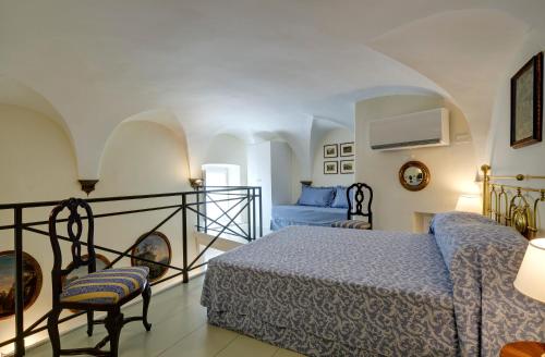 ローマにあるNavona Charming Flatのベッドルーム1室(ベッド1台、椅子2脚付)