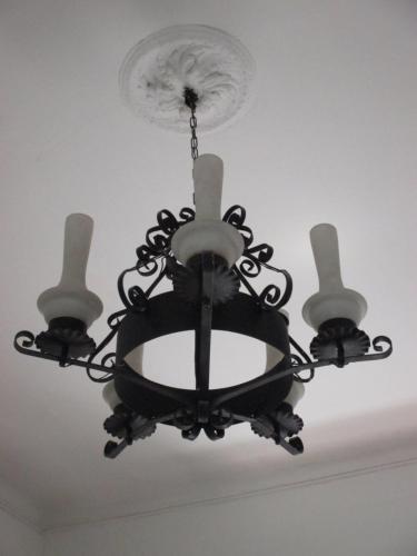 a black chandelier hanging from a ceiling at HOTEL Boutique Casablanca Adrogué in Adrogué