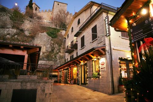 una calle en una ciudad con un castillo en el fondo en Hotel Rosa, en San Marino