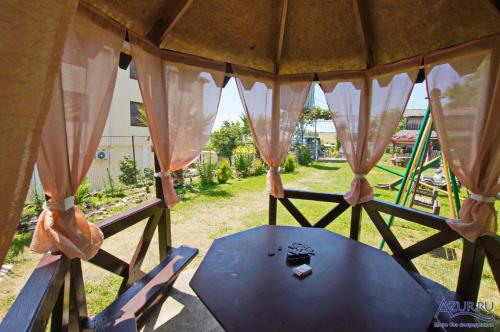 una mesa en una habitación con vistas al campo en Ararat House, en Tsandrypsh