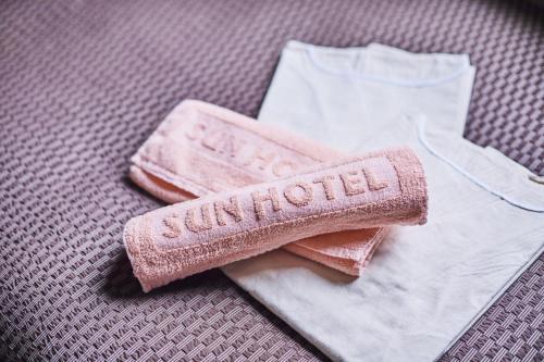 a pair of towels and a brush on a table at Urayasu Sun Hotel in Urayasu