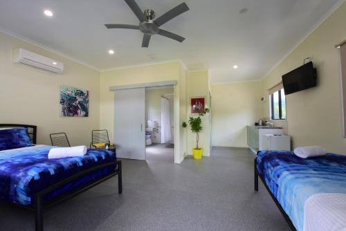 Ένα ή περισσότερα κρεβάτια σε δωμάτιο στο Daintree Peaks ECO Stays